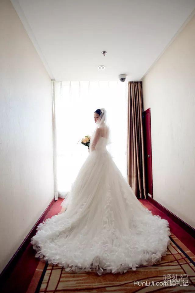 手臂胖的新娘怎么穿婚纱最显瘦？这一款千万别错过 | 青岛篇