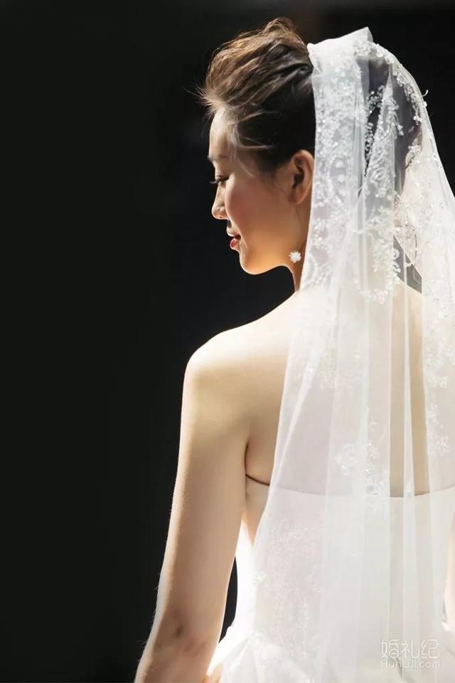 手臂胖的新娘怎么穿婚纱最显瘦？这一款千万别错过 | 青岛篇