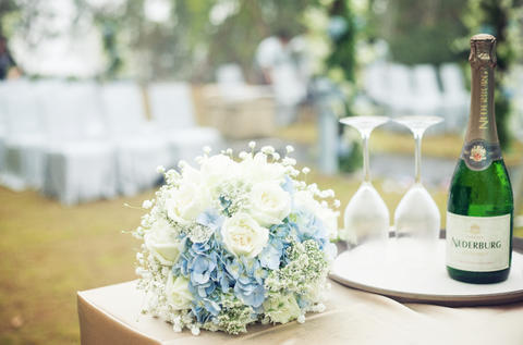 蓝色和白色搭配的手捧花，带来一抹清新和纯真。