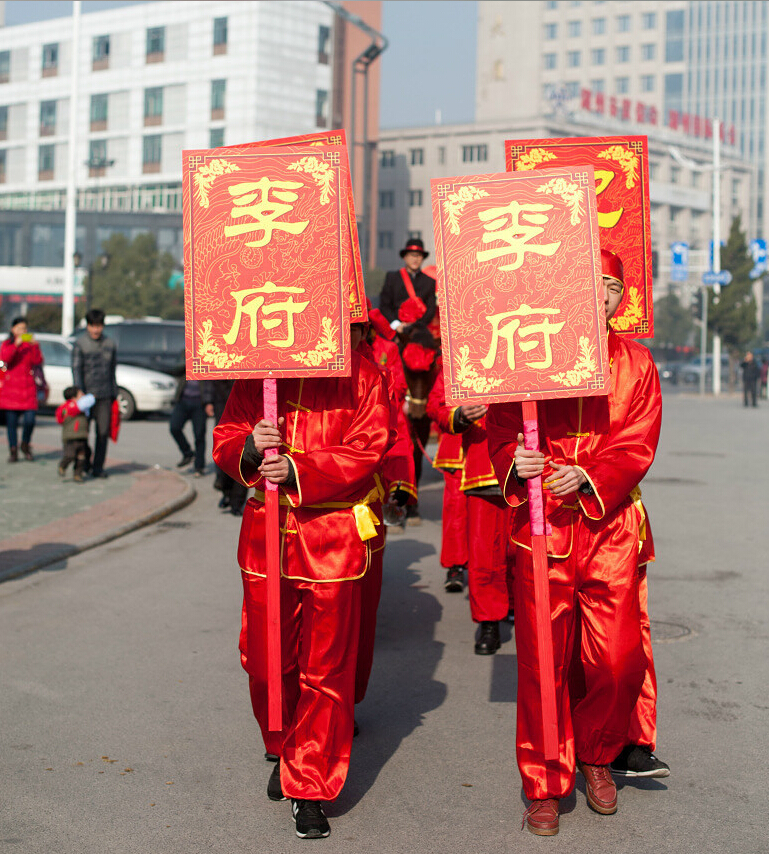 有轿子有马的中式婚礼，这媒婆为什么这么奇怪