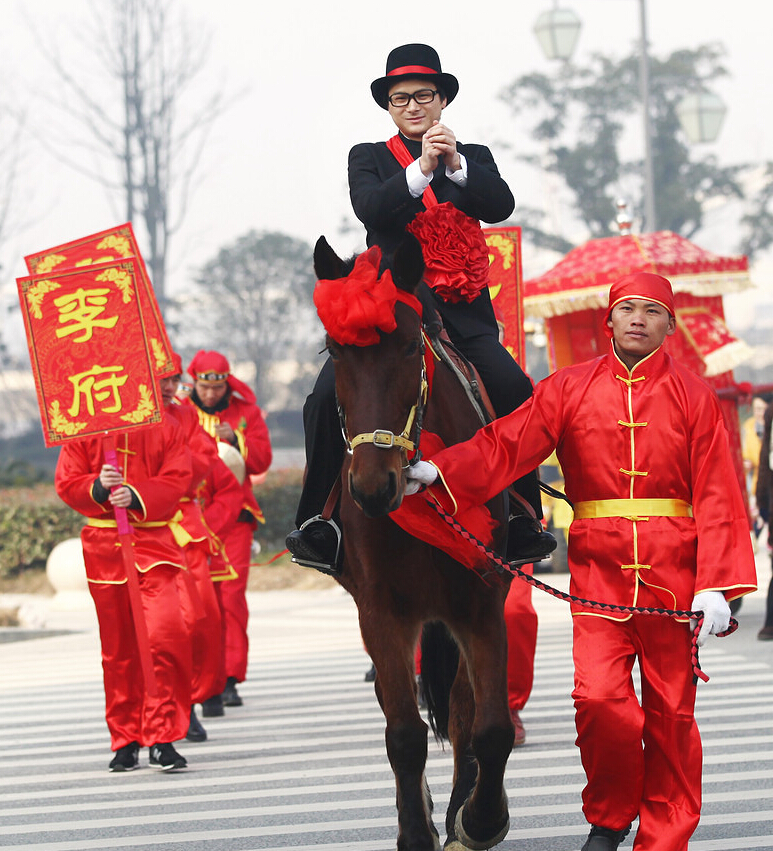 有轿子有马的中式婚礼，这媒婆为什么这么奇怪