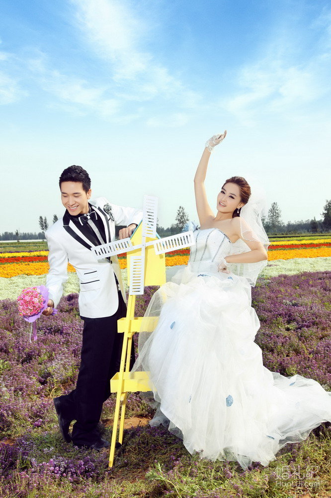 八月铭人婚纱摄影      薰衣草客片