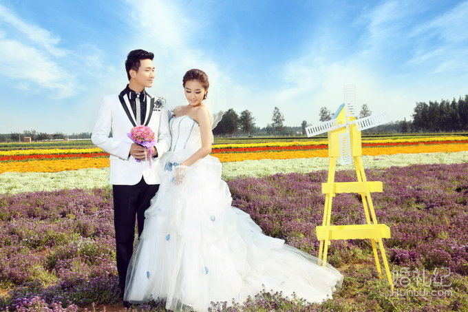 八月铭人婚纱摄影      薰衣草客片