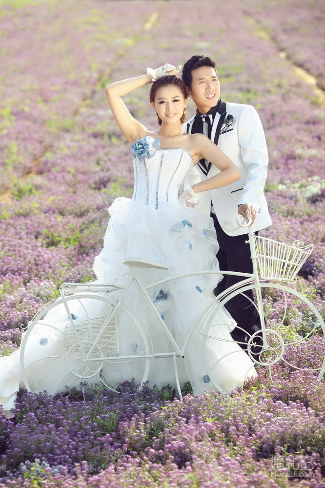 八月铭人婚纱摄影      薰衣草客片