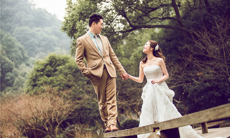 婚纱照在山山水水间拍的，喜欢~