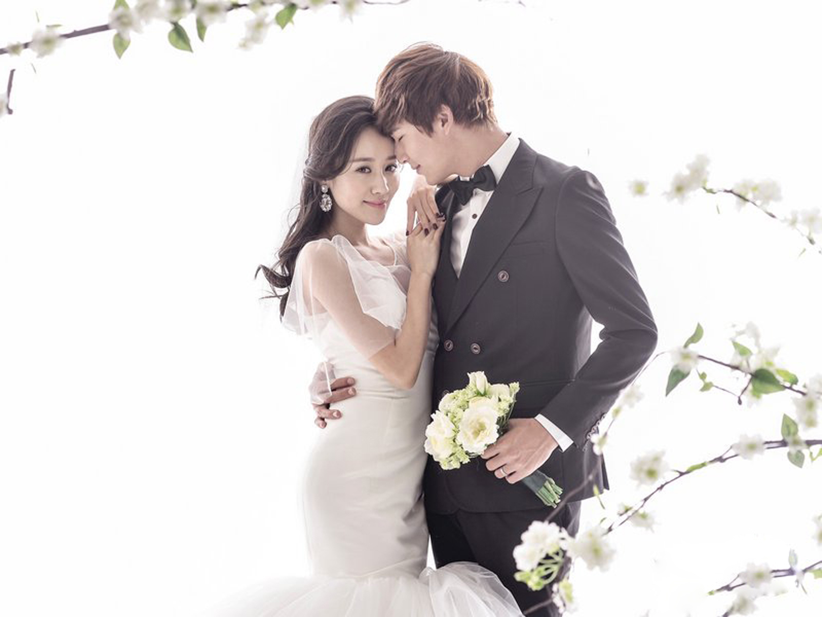 室内纯色背景韩式婚纱主题拍摄
