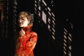 南京婚纱摄影中国风甘家大院秀禾装外景特色婚纱照