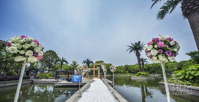 蓝色户外婚礼湖滨四季春