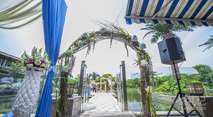 蓝色户外婚礼湖滨四季春