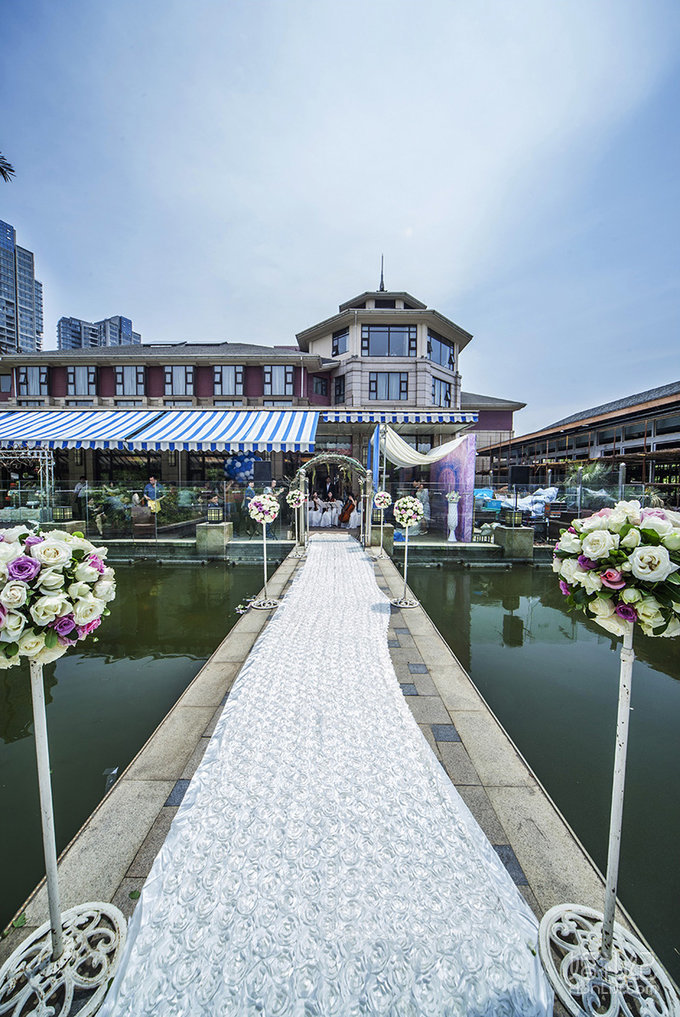 蓝色户外婚礼湖滨四季春