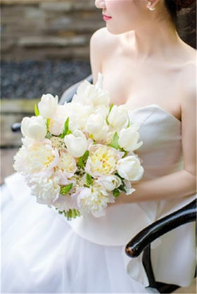 【BRIDES新娘礼服】鲜花和少女
