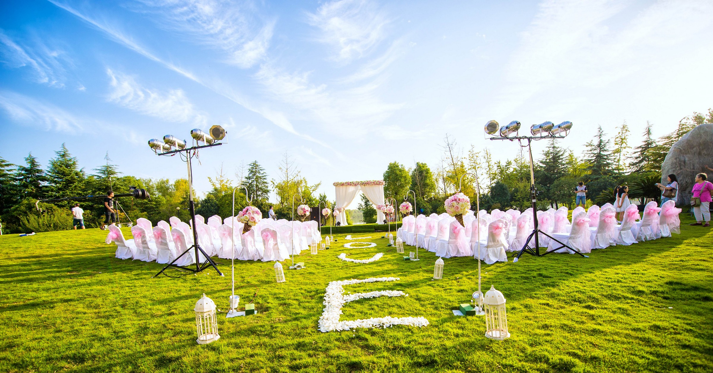 草坪婚礼布置图片