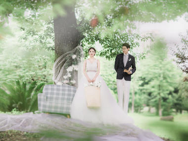 韩式浪漫草坪婚纱照