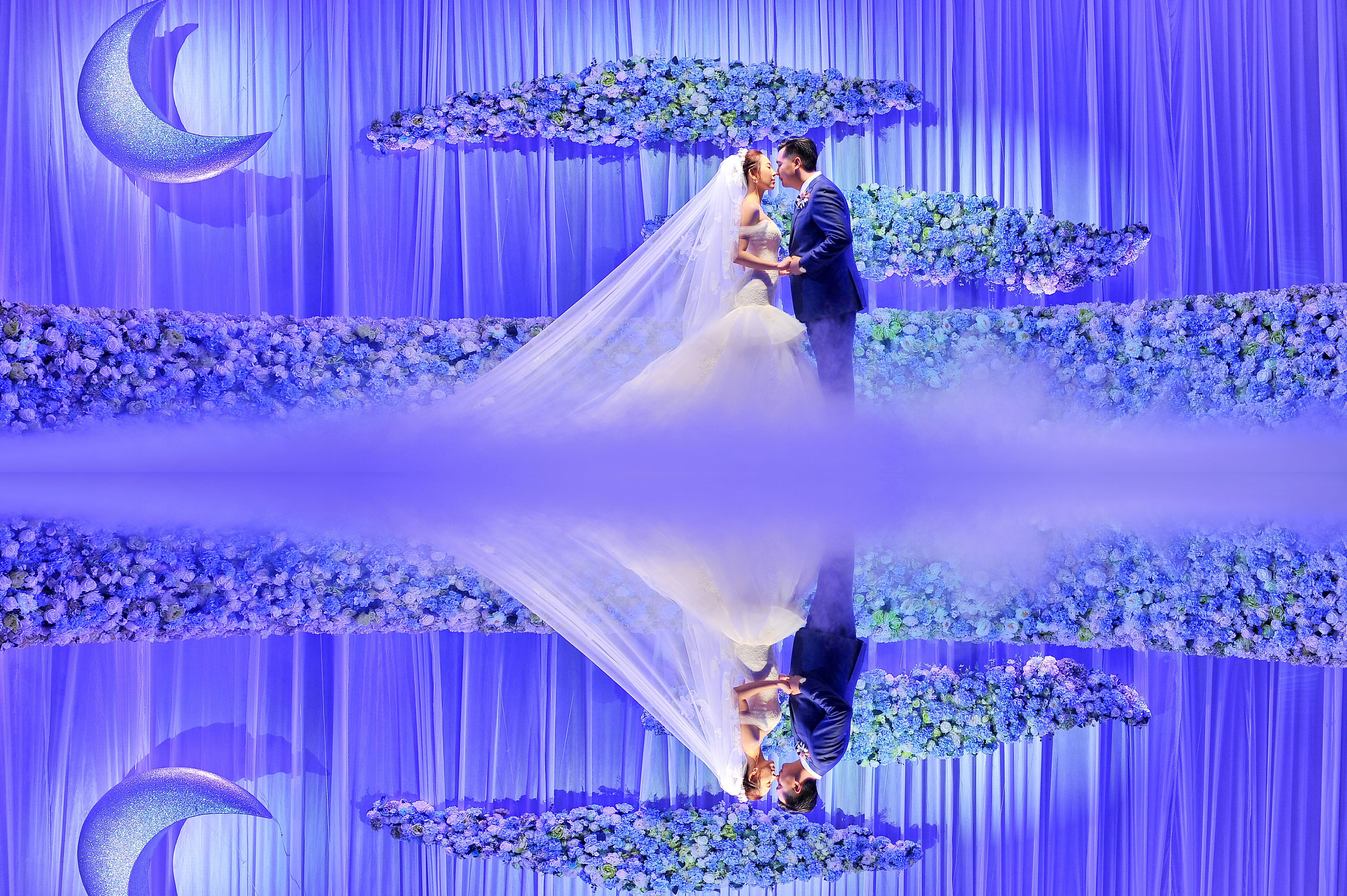 蓝色婚礼布置现场图片-英伦贝芘