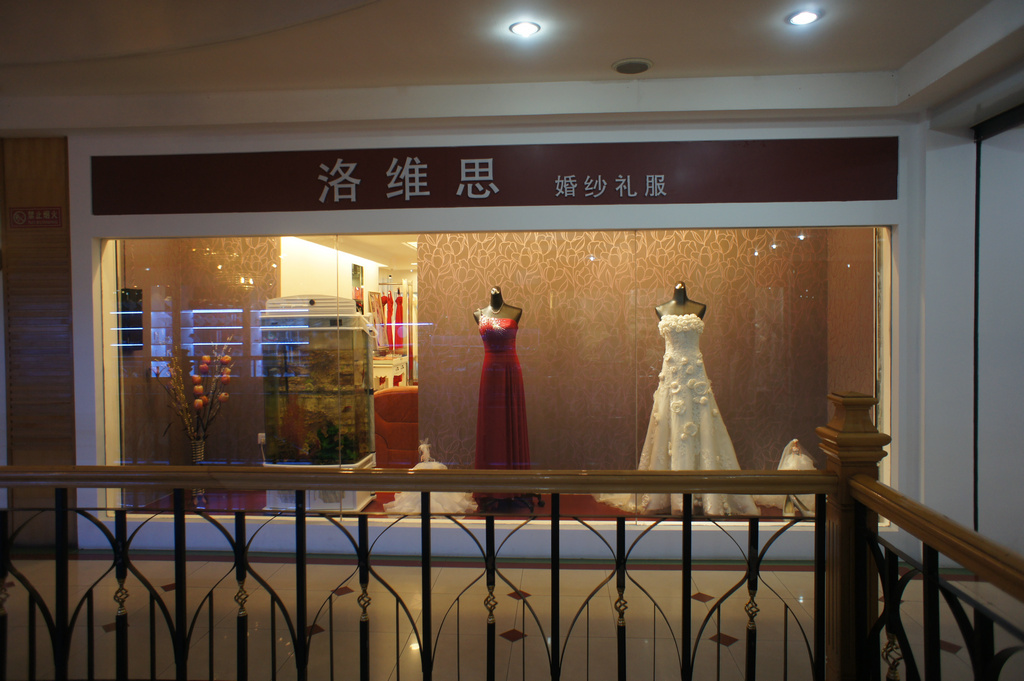 南宁洛维思婚纱