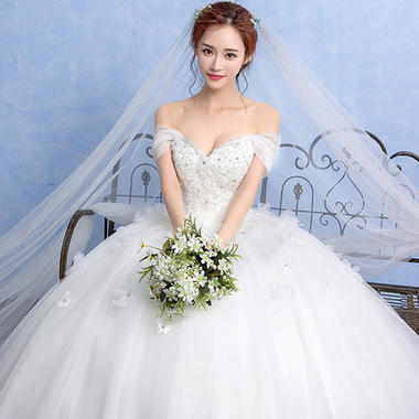 新款一字肩婚纱礼服齐地新娘公主蓬蓬裙韩式简约花朵大码