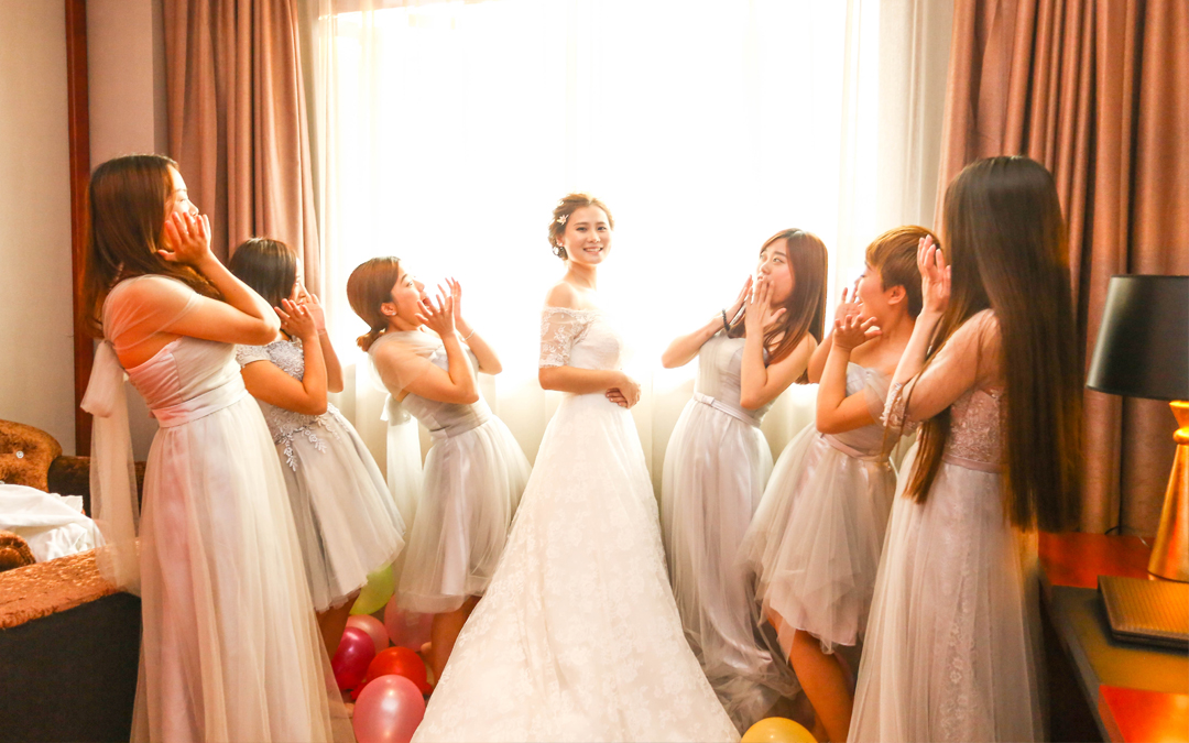 【艾莎造型】资深档全天跟妆＋免租婚纱＋亲友妆2个