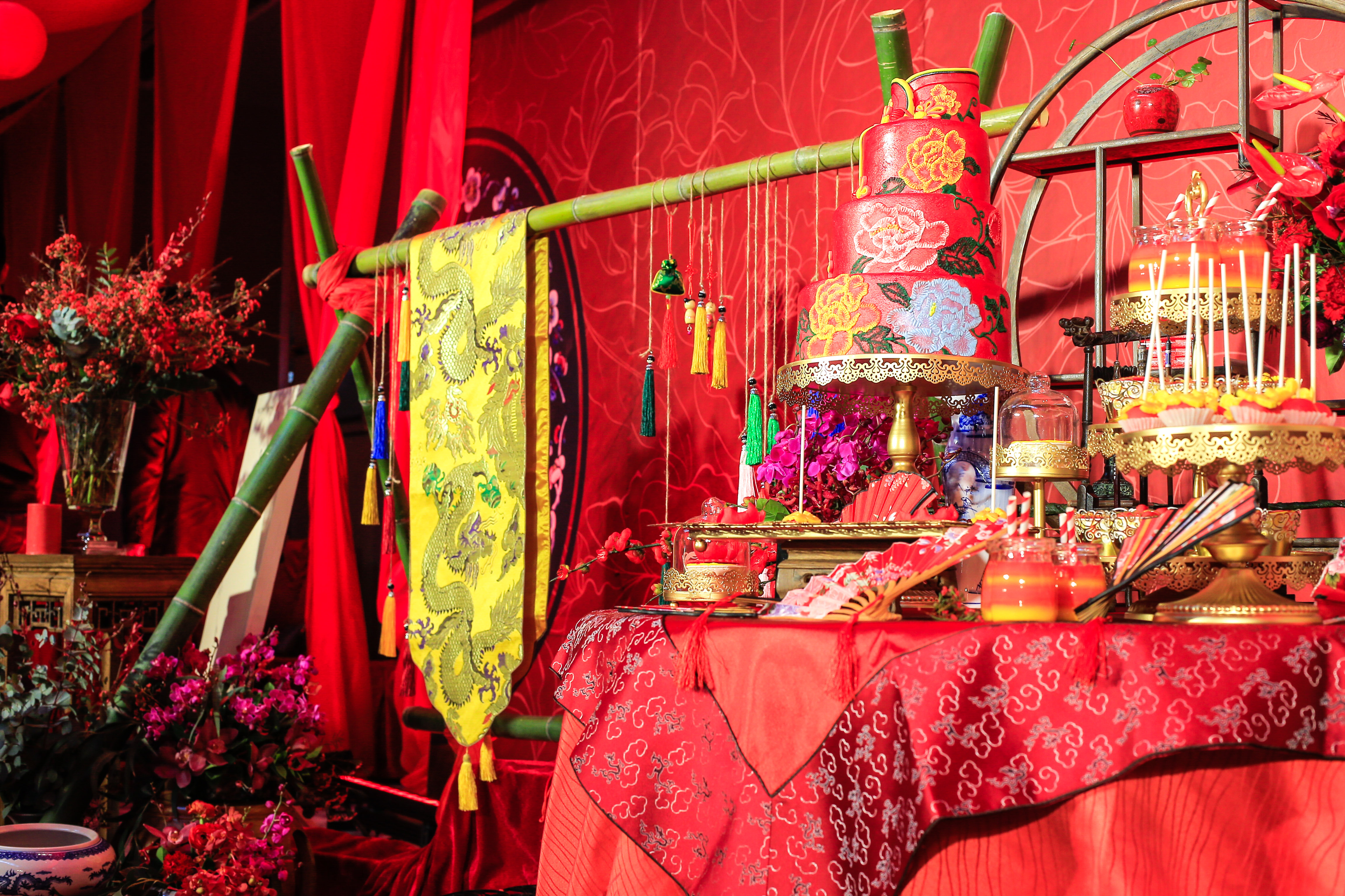 中式红色婚礼布置，婚礼布置图库，婚礼纪www.hunliji.com