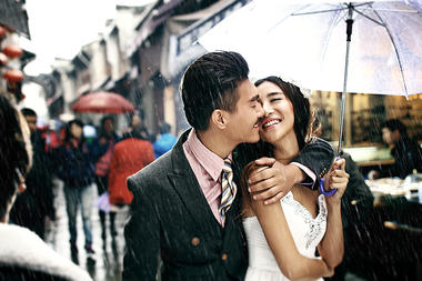 古城街拍雨中浪漫专题婚纱照