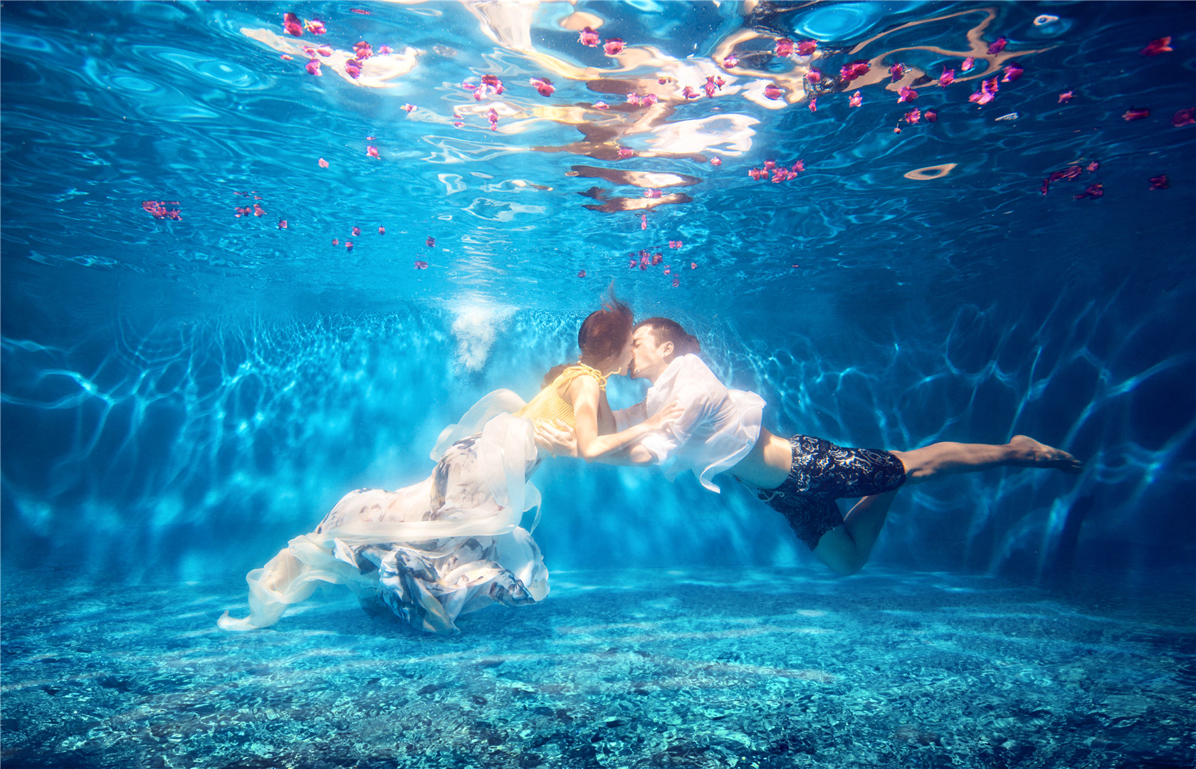 夏季拍摄水下婚纱照正当时 – 爱美刻