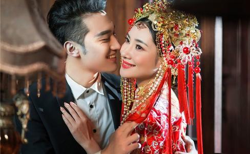 中国风古装凤冠婚纱照
