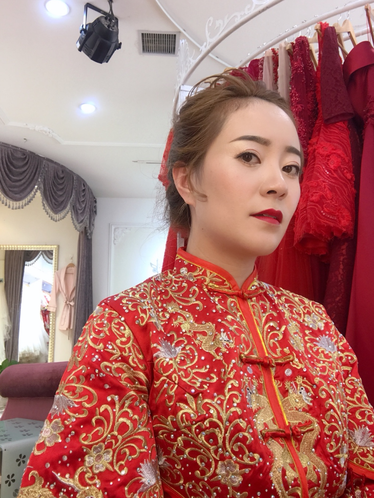 连直男都夸不停 抖音爆款秀禾+露背敬酒服实力吸睛