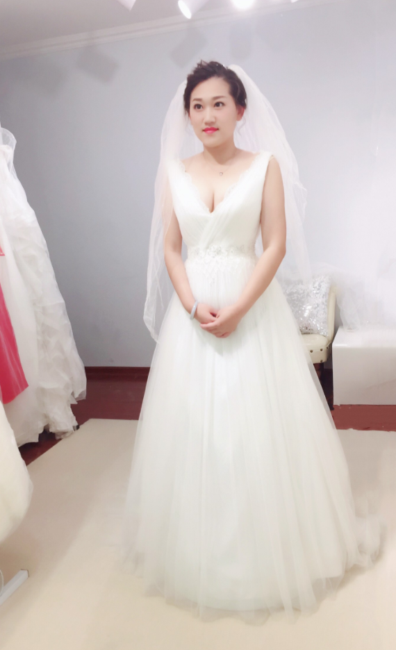 完美凸显傲人胸型 不靠胸贴全靠这件心机婚纱！