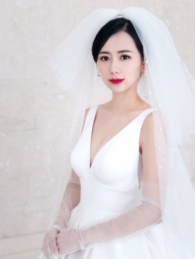 惊！80%新娘忽略的大婚环节 深V婚纱赚足眼球