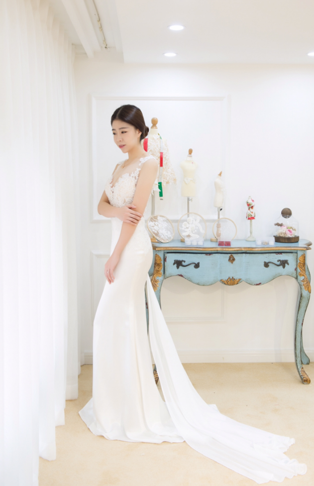 胸前设计“水波” 没想到这些颜值婚纱戏这么多！
