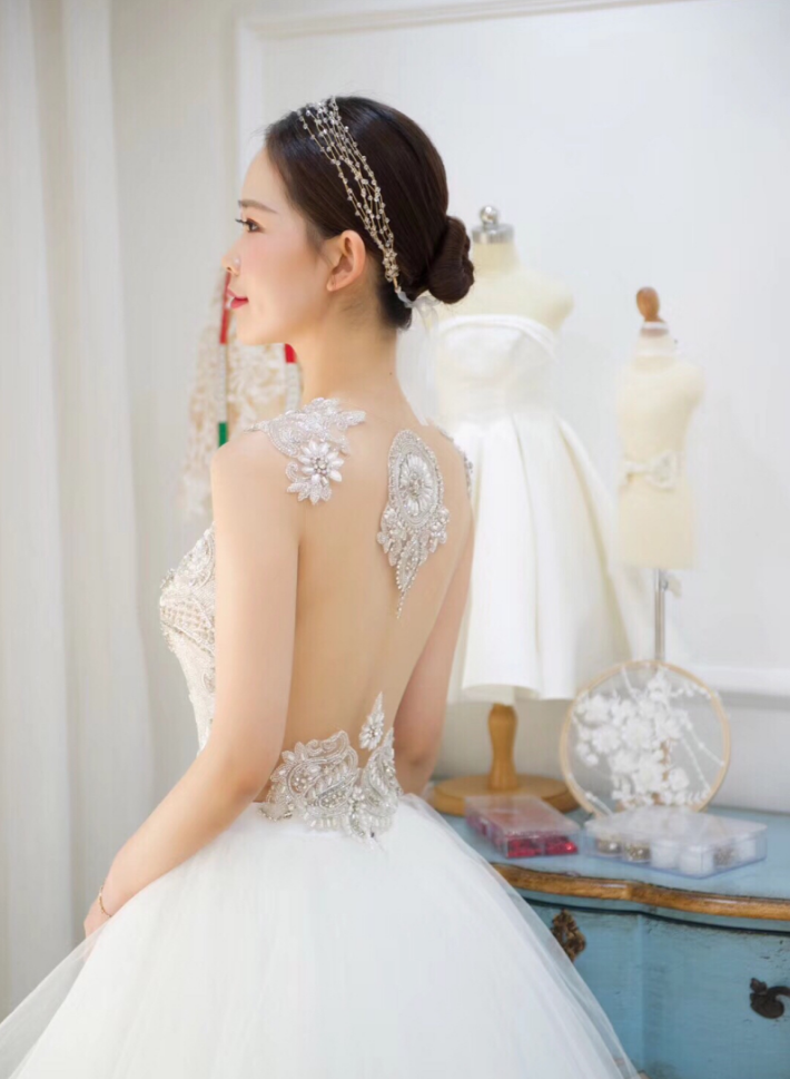胸前设计“水波” 没想到这些颜值婚纱戏这么多！