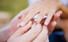 结婚戒指女的戴哪只手是正确的