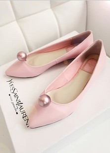 粉色裙子配什么颜色的鞋