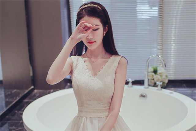 伴娘服后面的绑带怎么绑