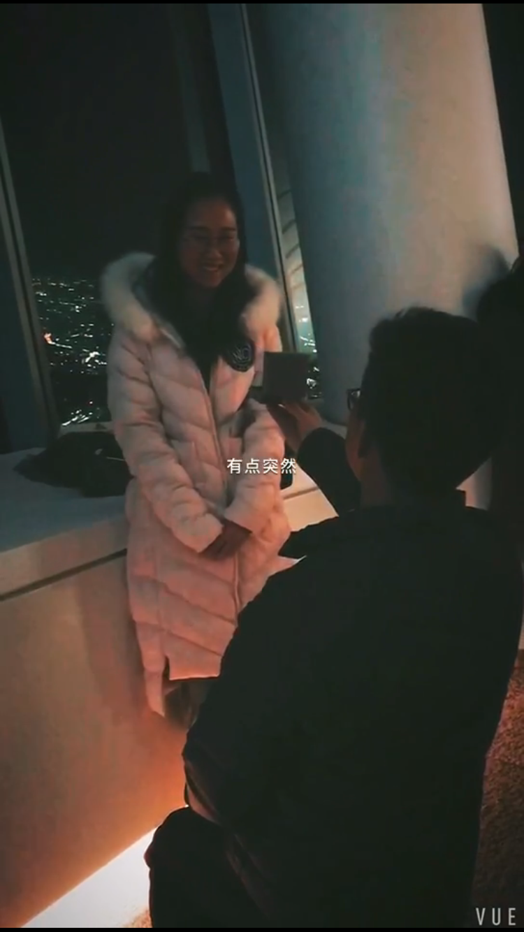 在世界第一高塔被求婚，有点小骄傲