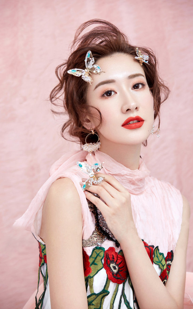 新娘全天婚礼跟妆 提供试妆 提供婚纱伴娘服各一套