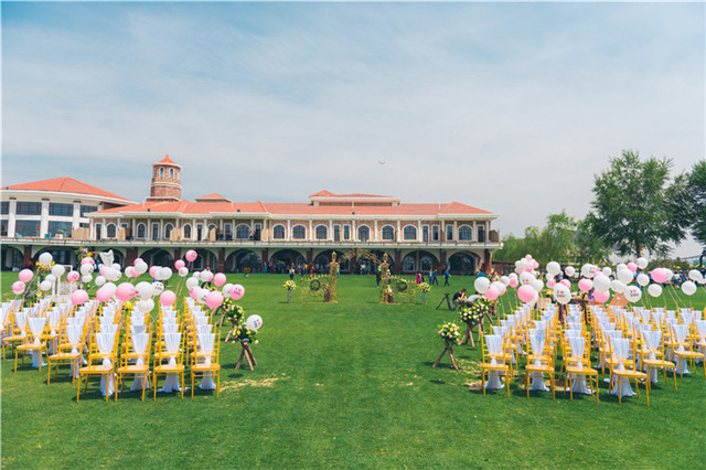 办一场草坪结婚典礼什么价格 2018草坪结婚典礼成本明细
