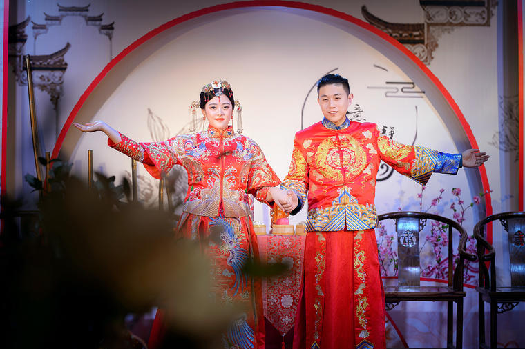 异地结婚的新人，女方户口怎么迁到男方去？