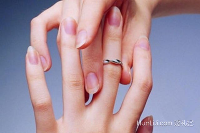 必然要给女友准备一款求婚戒指,而求婚戒指一般是戴在女朋友左手中指