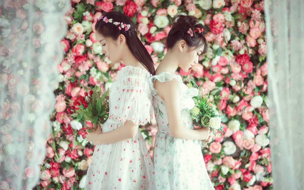 闺蜜写真两人两套服装纯室内