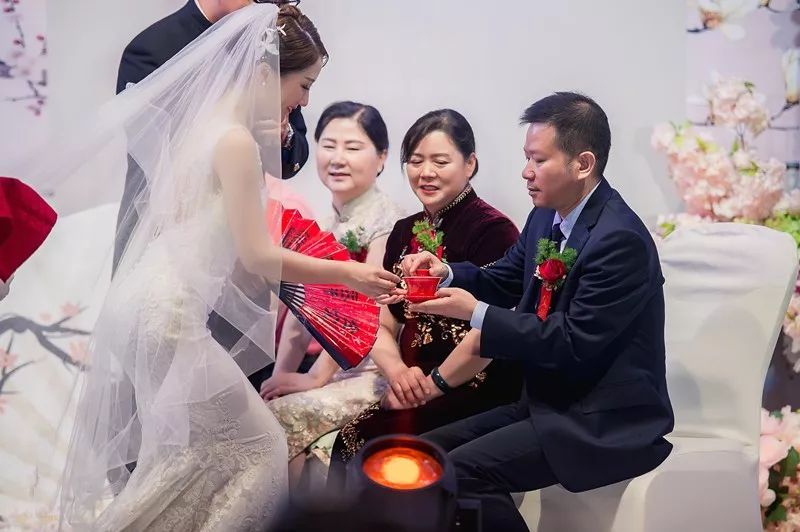 专业团队全程跟拍，给您留下甜蜜的回忆