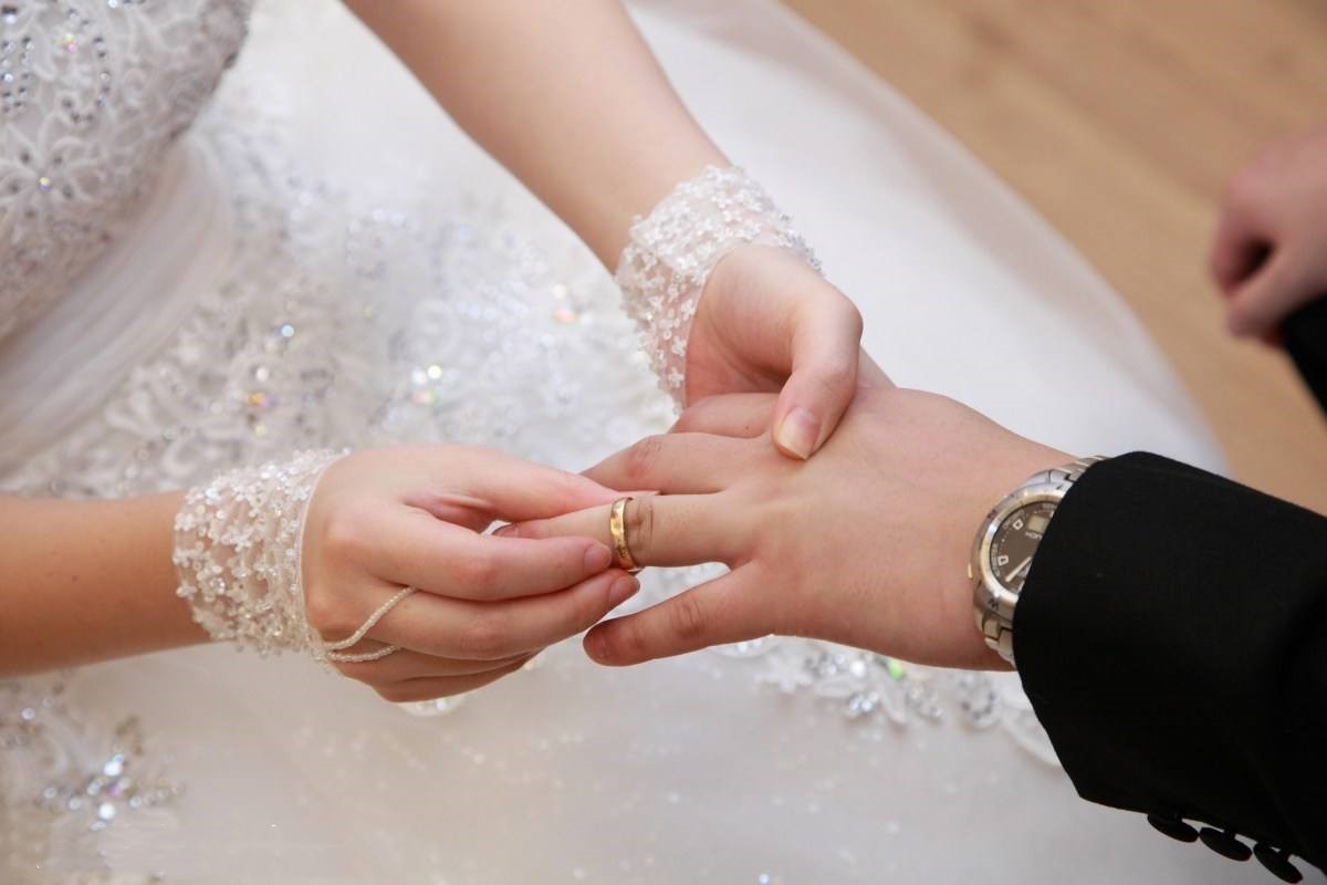 男方婚戒应该谁买