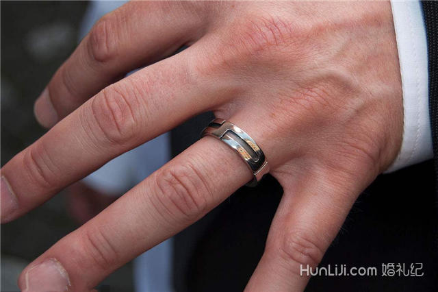 二,西方结婚戒指男性戴法 西方男性结婚戒指会和新娘一样都佩戴在