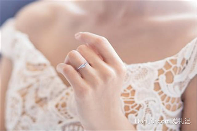 戴结婚戒指也是如此,已婚女士戴结婚戒指需要佩戴在右手无名指上