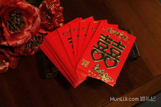 可以将与新婚夫妻的关系写上面,如朋友等;一般关系的在红包背面写上你