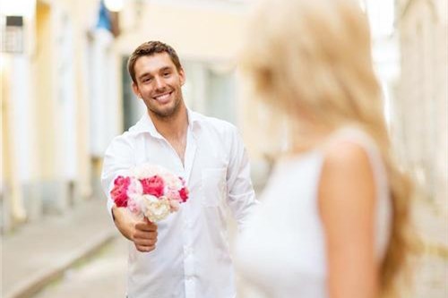 第一次和女生见面送什么礼物好 送花合适吗