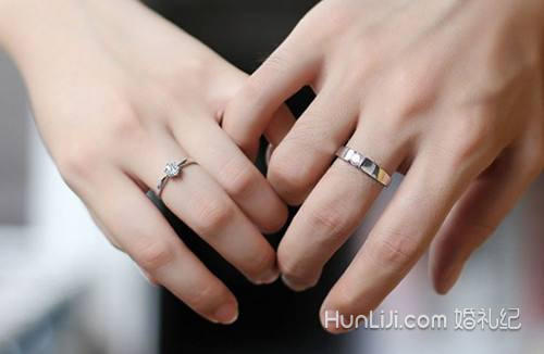 将戒指戴在左手无名指:已经结婚,是已婚状态; 将戒指戴在左手中指上