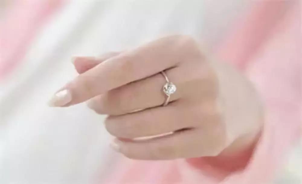 女生左手中指戴戒指什么意思 5个手指戴戒指含义图解