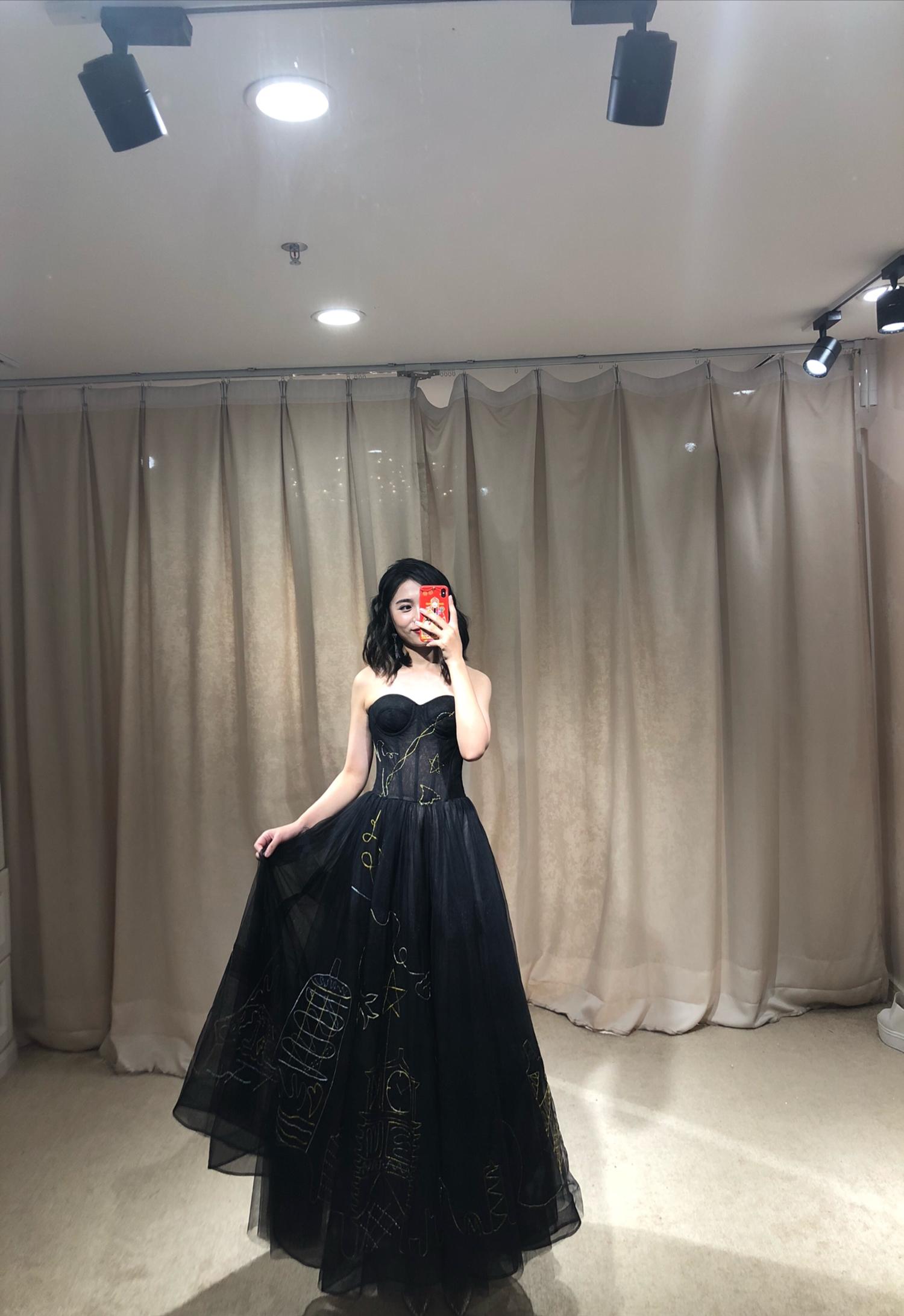 穿上同款礼服颜值秒杀吴昕、舒淇 秋冬婚纱这样选显瘦又保暖