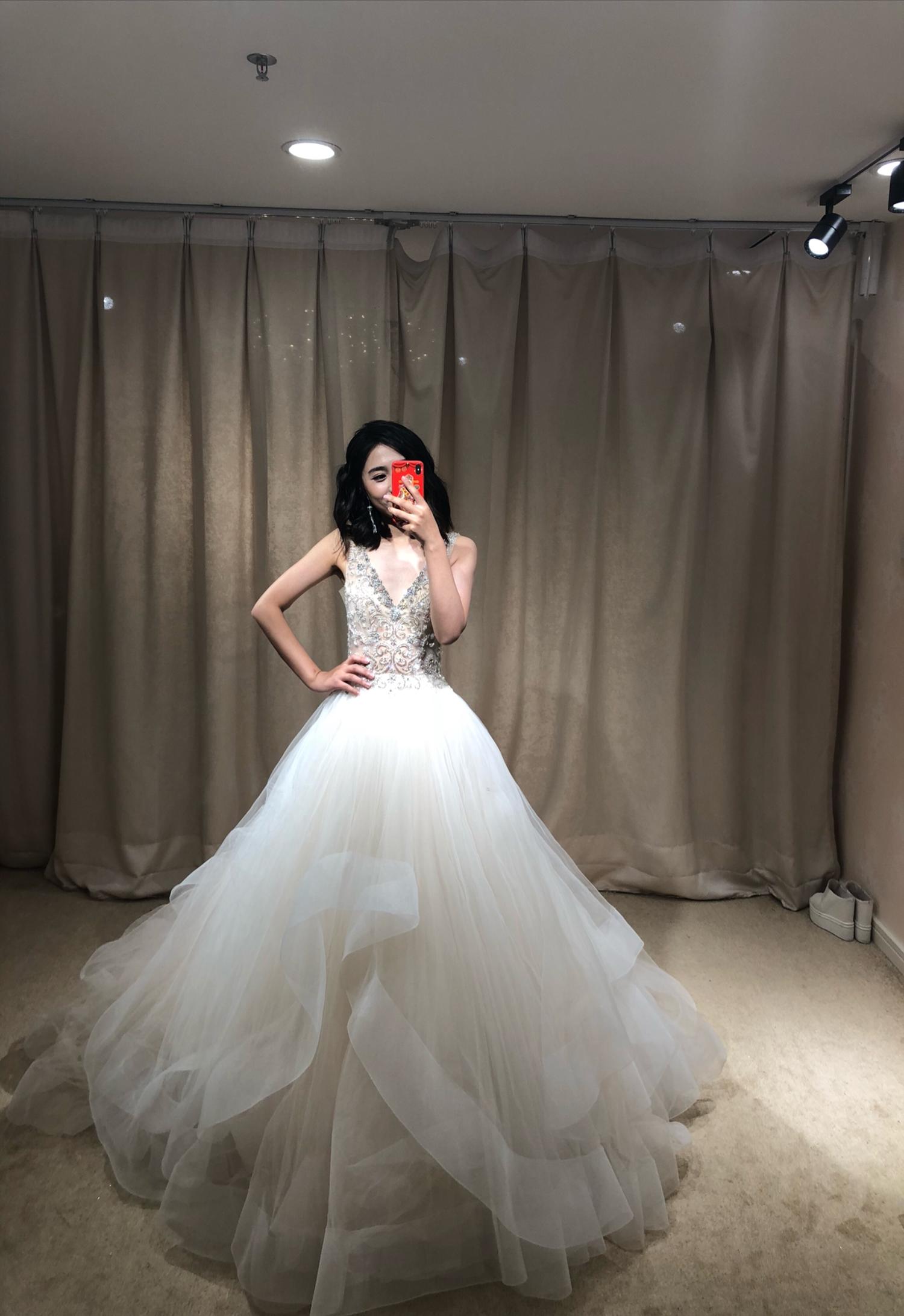 穿上同款礼服颜值秒杀吴昕、舒淇 秋冬婚纱这样选显瘦又保暖