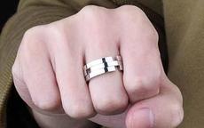 男生戒指戴中指是什么意思